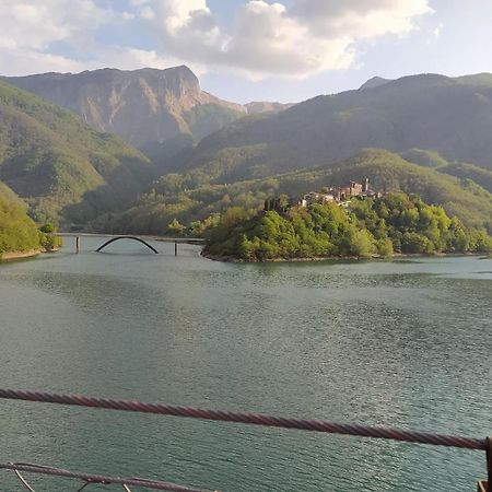 Casa Vacanze Al Colletto - Con Terrazza Panoramica In Centro Storico Vagli di Sotto Dış mekan fotoğraf